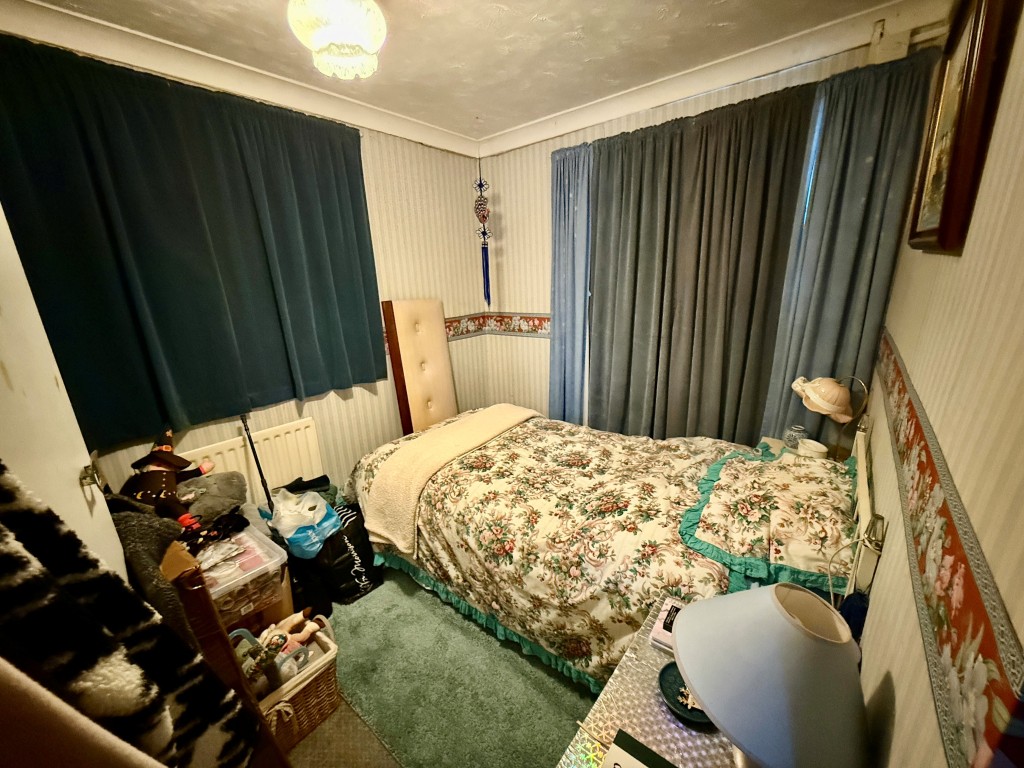 Lot: 84 - BUNGALOW ON LARGE PLOT WITH STABLE AND PADDOCK OFFERING POTENTIAL - Bedroom two